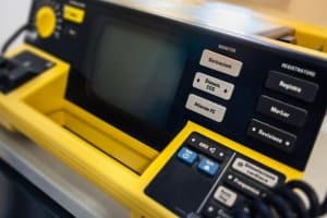 להתקין דפיבריליטור בבניין דך היחידה להציל חיים 