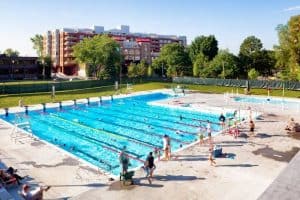 בריכות פיברגלאס שבשביל ההנאה מבריכה בקיץ