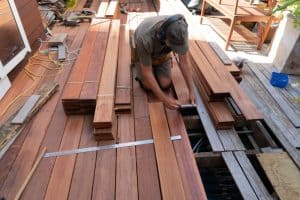 סוגי עצים לדק - באילו סוגי עצים משתמשים לייצור אריחי דק לבריכות?