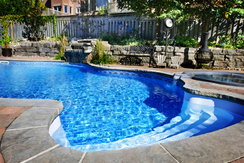 מים צלולים בבריכה - כך תבטיחו מים צלולים ונקיים כל השנה עם משאבות לבריכה